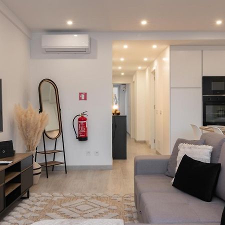 Stylish Apartment W/ River View By Lovelystay 오이라스 외부 사진