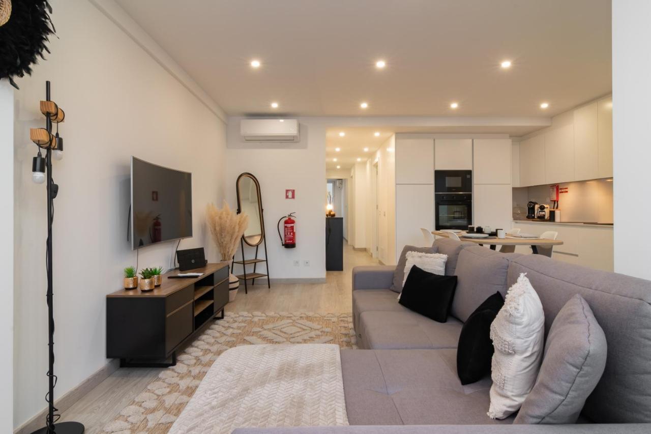 Stylish Apartment W/ River View By Lovelystay 오이라스 외부 사진