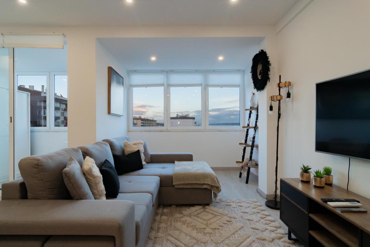 Stylish Apartment W/ River View By Lovelystay 오이라스 외부 사진