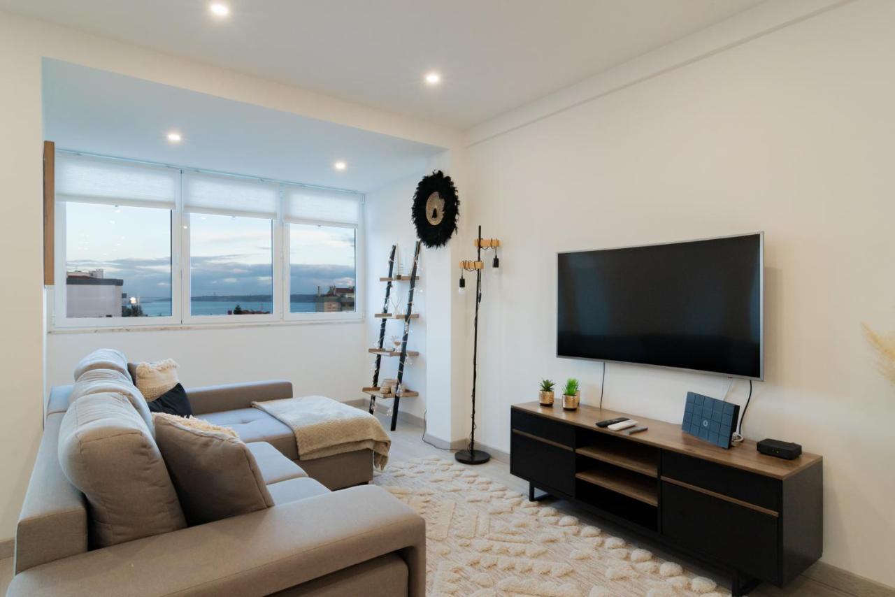 Stylish Apartment W/ River View By Lovelystay 오이라스 외부 사진