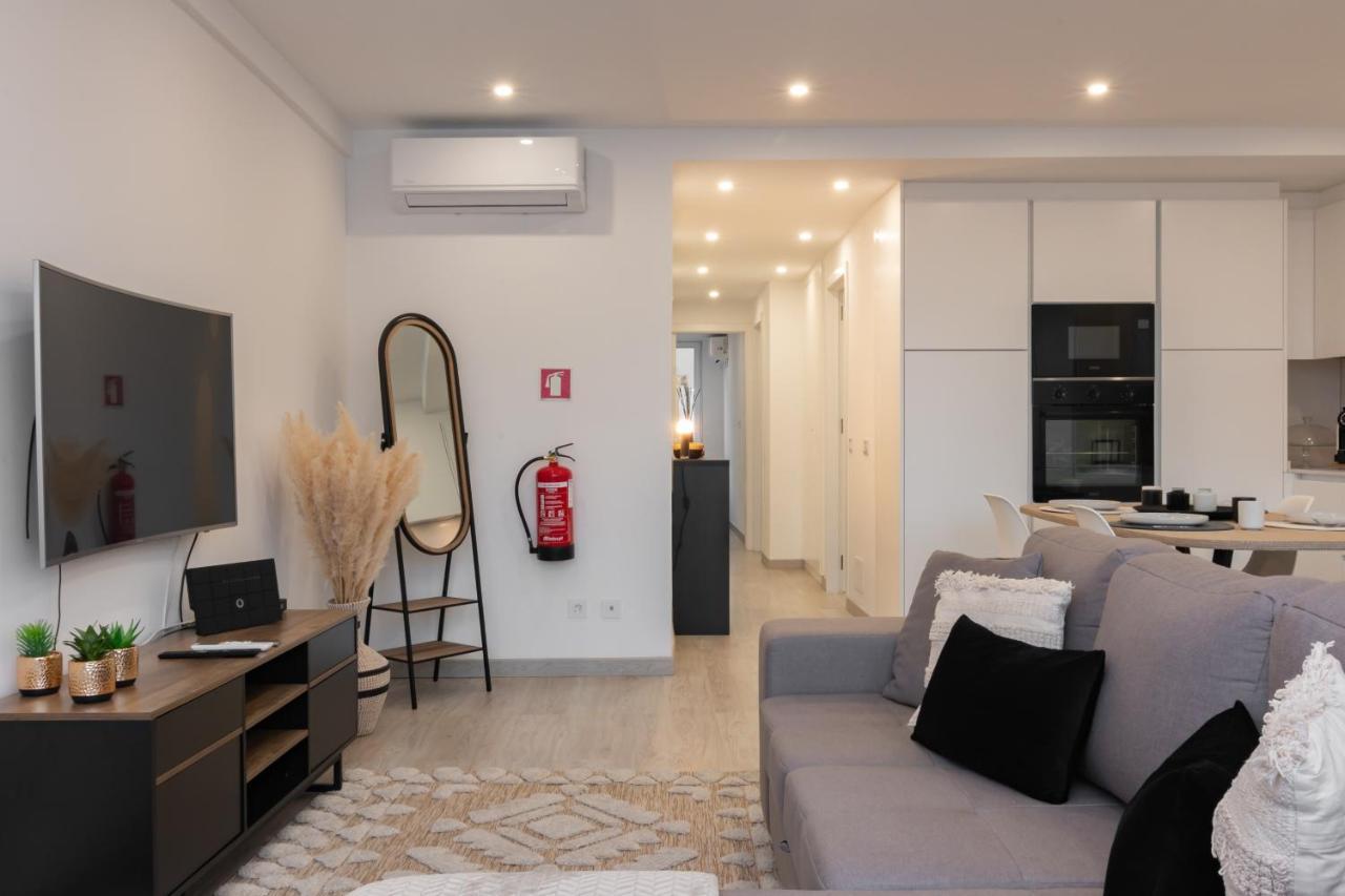 Stylish Apartment W/ River View By Lovelystay 오이라스 외부 사진