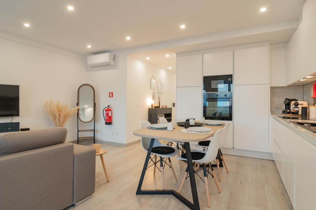 Stylish Apartment W/ River View By Lovelystay 오이라스 외부 사진
