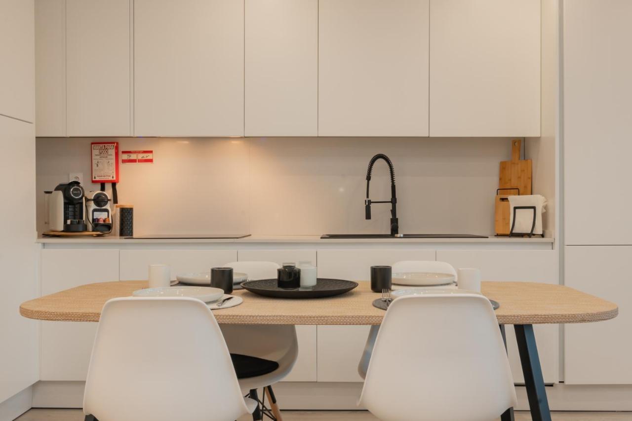Stylish Apartment W/ River View By Lovelystay 오이라스 외부 사진