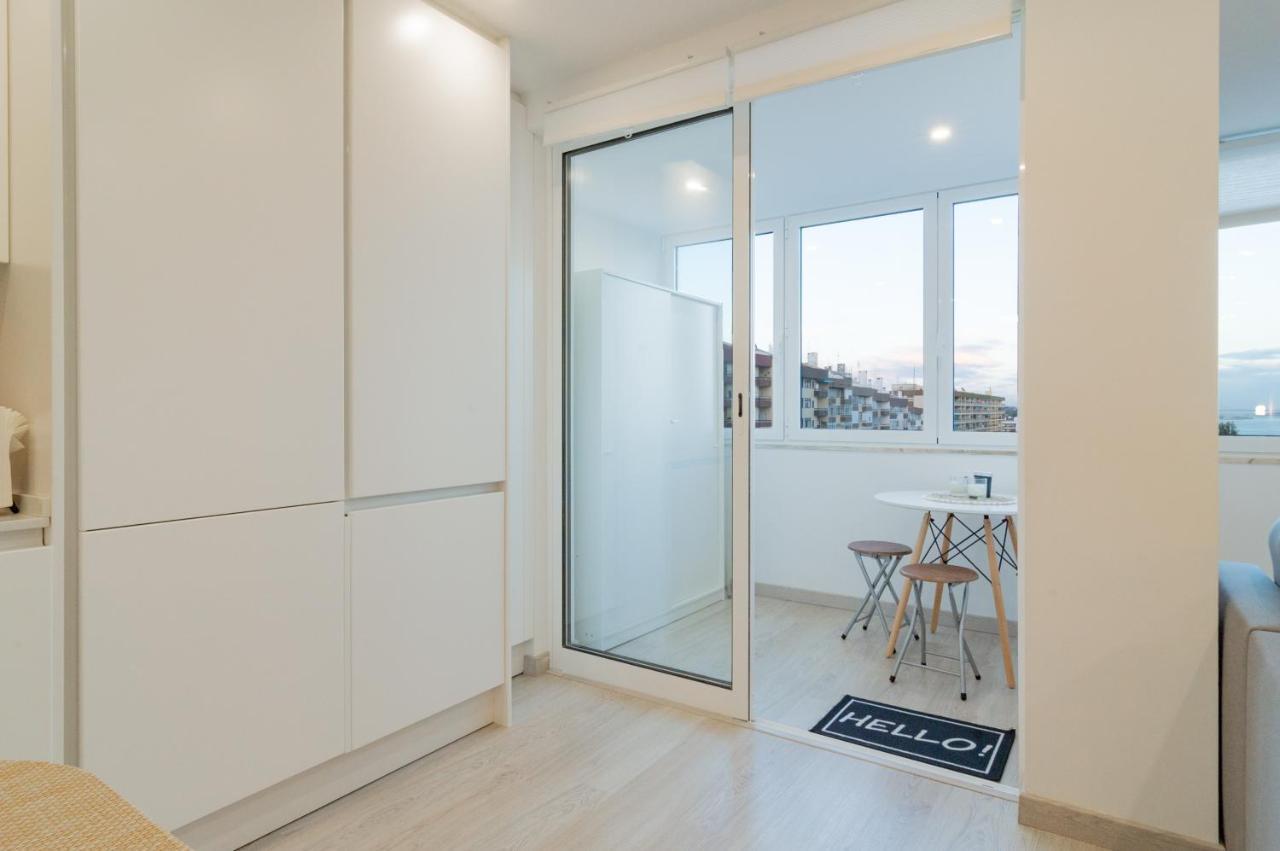 Stylish Apartment W/ River View By Lovelystay 오이라스 외부 사진