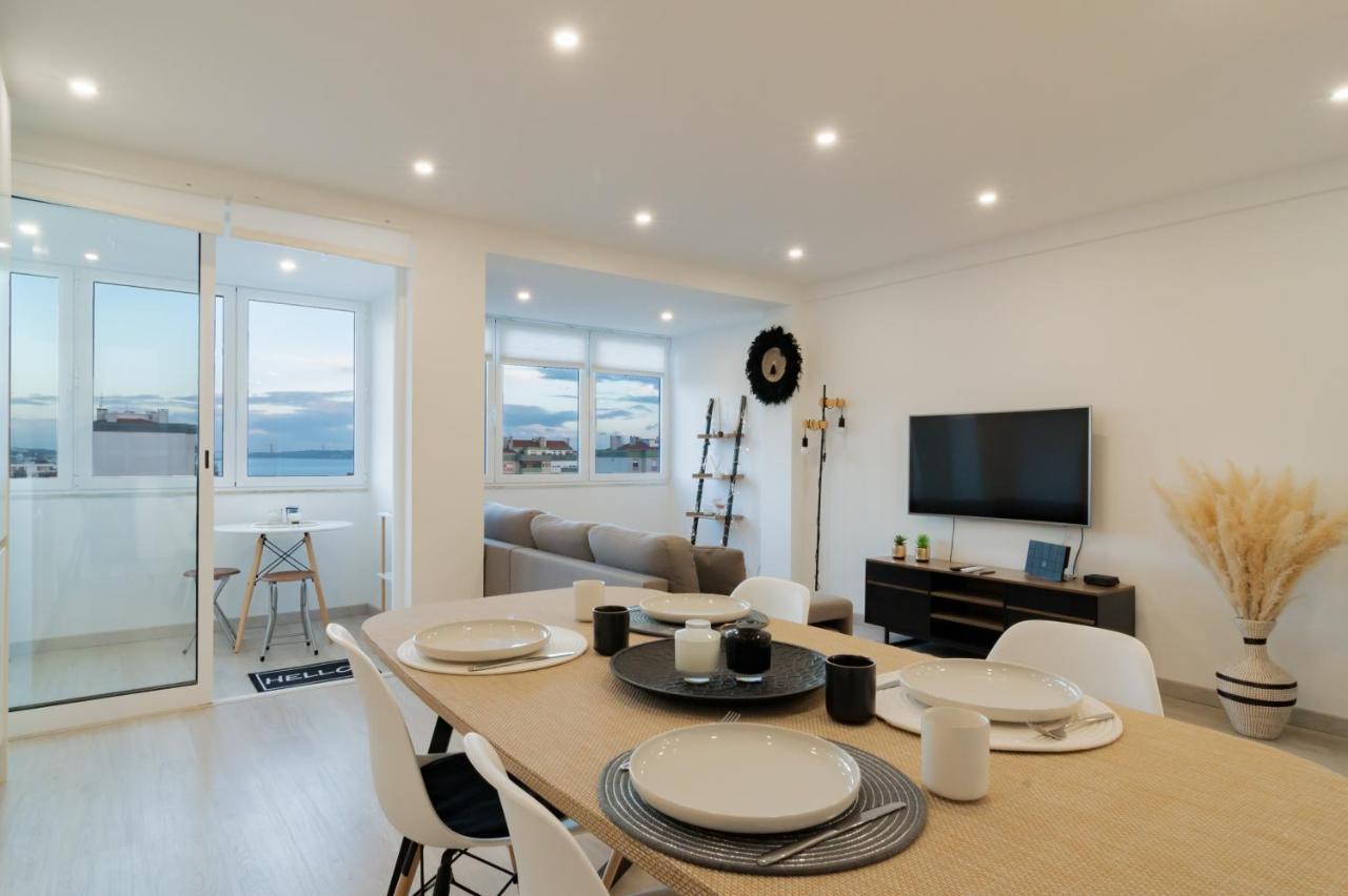 Stylish Apartment W/ River View By Lovelystay 오이라스 외부 사진