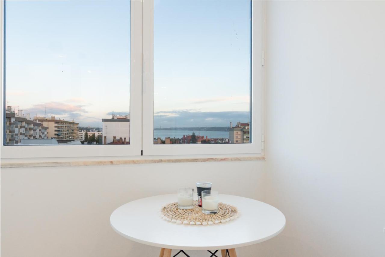 Stylish Apartment W/ River View By Lovelystay 오이라스 외부 사진