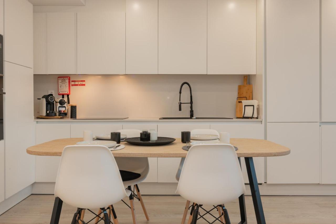 Stylish Apartment W/ River View By Lovelystay 오이라스 외부 사진
