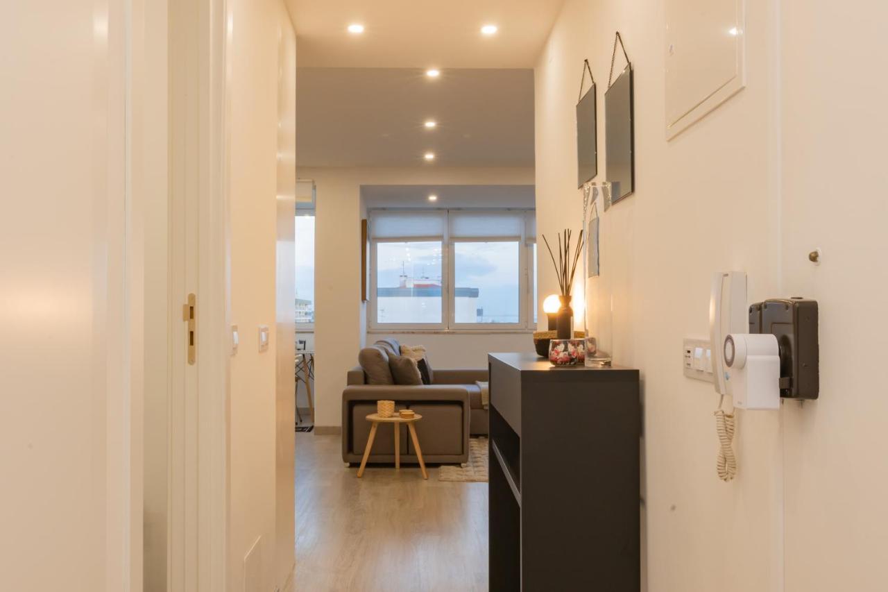 Stylish Apartment W/ River View By Lovelystay 오이라스 외부 사진