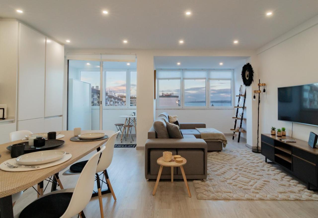 Stylish Apartment W/ River View By Lovelystay 오이라스 외부 사진